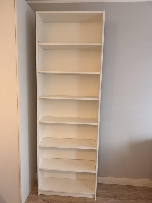 Regał biały z półkami – prosty i pojemny