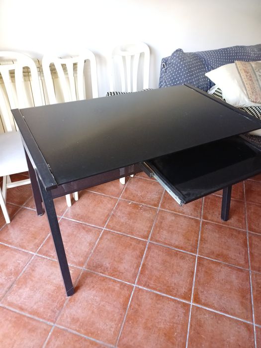 Secretaria em vidro mais cadeira de apoio com rodas