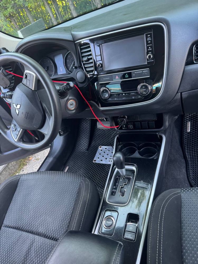 Продам автомобіль Mitsubishi Outlander