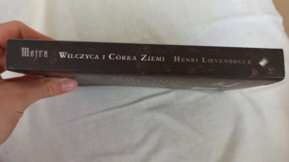 Książka "Mojra. Wilczyca i córka Ziemi" Henri Loevenbruck