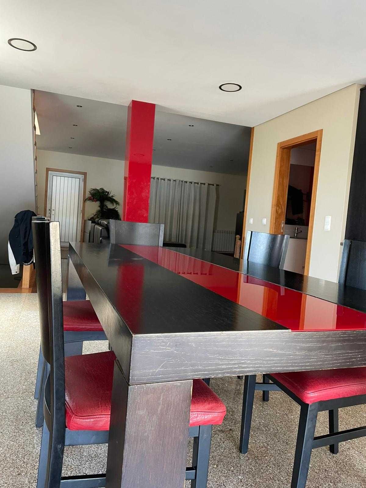 Mesa de jantar com 5 cadeiras e um aparador