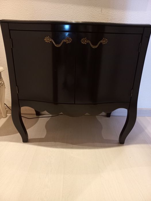 Móvel  preto decorativo