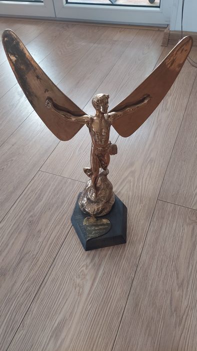 Figurka z brązu na drewnianym statywie "Ikar"