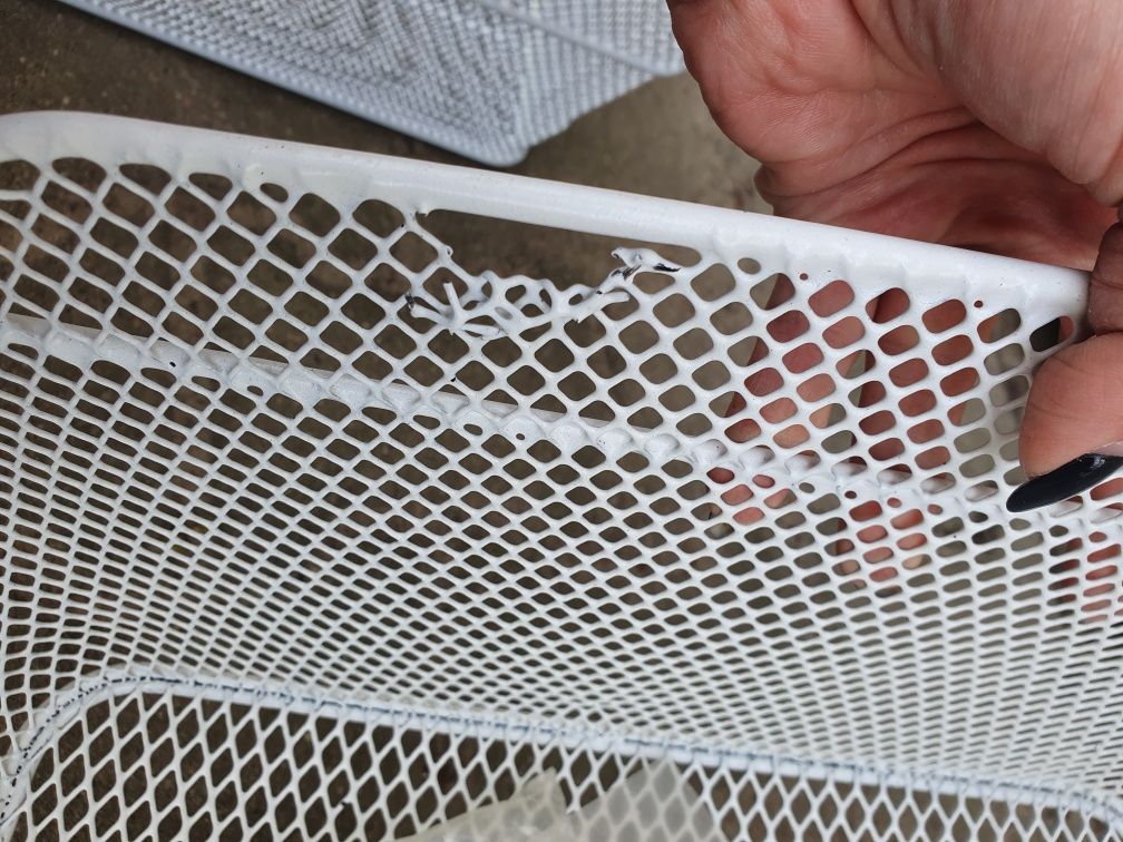 koszyk na bagażnik rowerowy biały metalowy na stałe z siatki