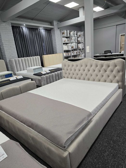 Łóżko zdobione cyrkoniami 160x200 ze stelażem metalowym i pojemnikiem