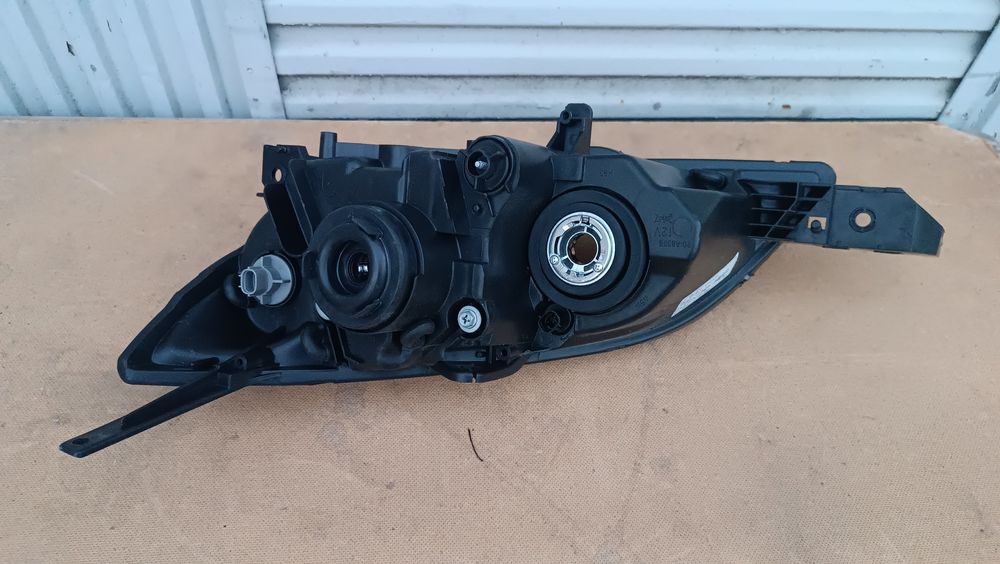 Vendo farol direito de Mazda 3 ano 2003/05