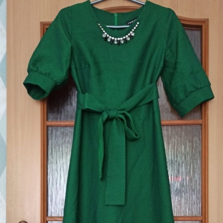 Плаття зелене з прикрасами