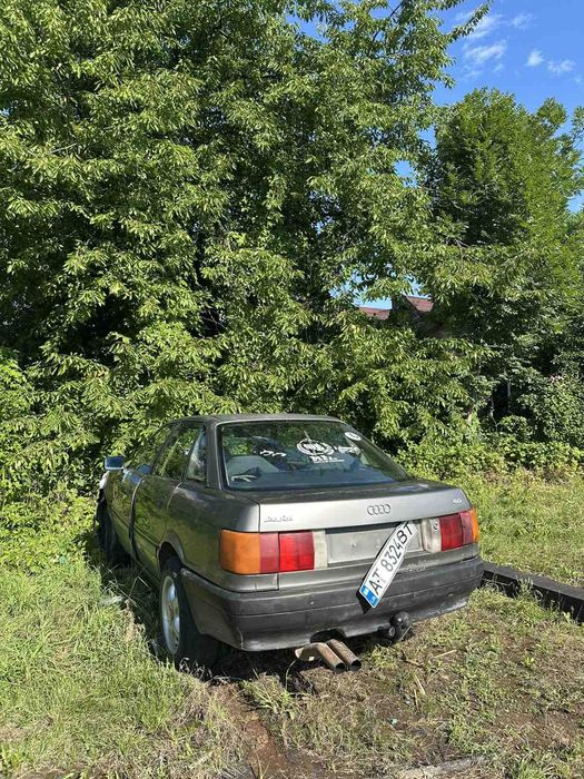 Audi 80.          .