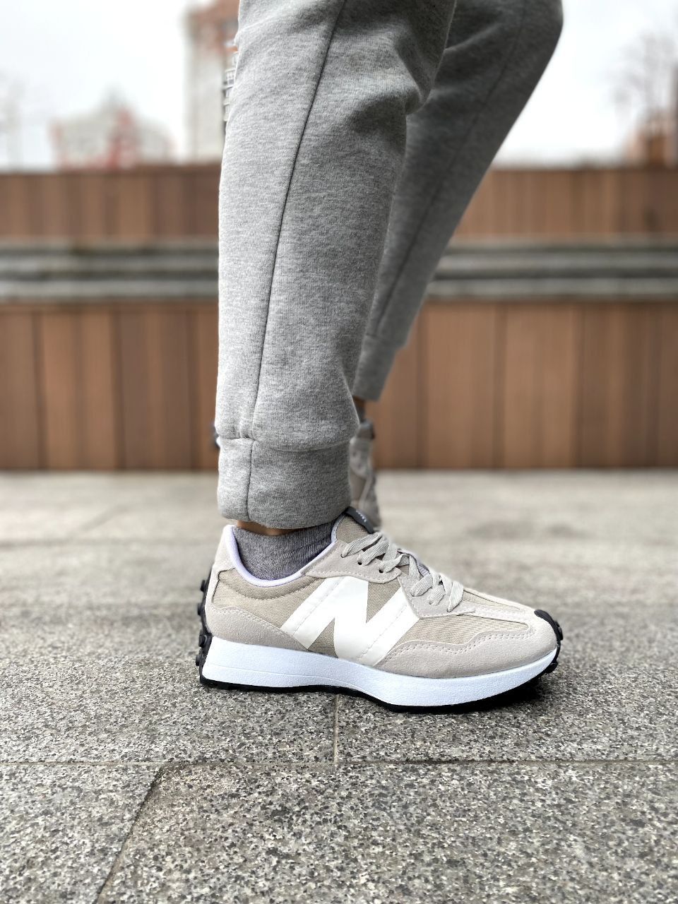 Зручні кросівки New Balance 327 Beige & White