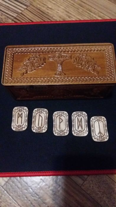 Скандинавские руны из ясеня