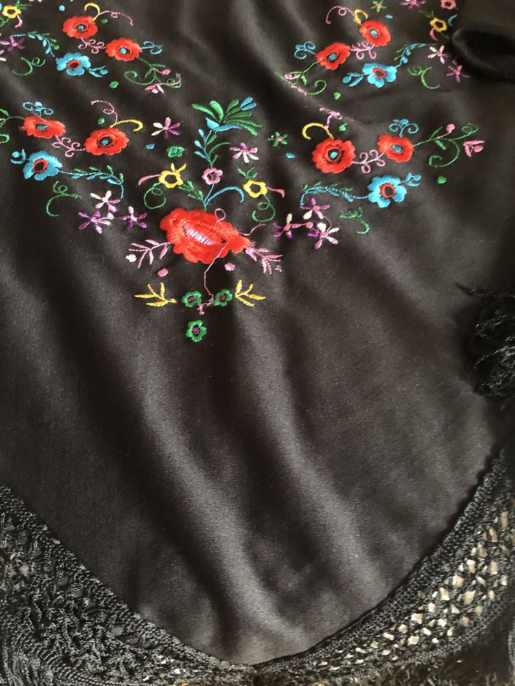 Lenço preto bordado de Viana