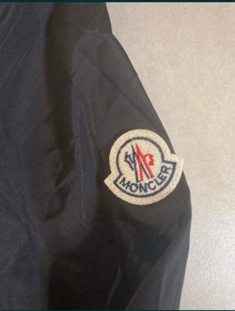 Wiatrowka Moncler z chowanym kapturem