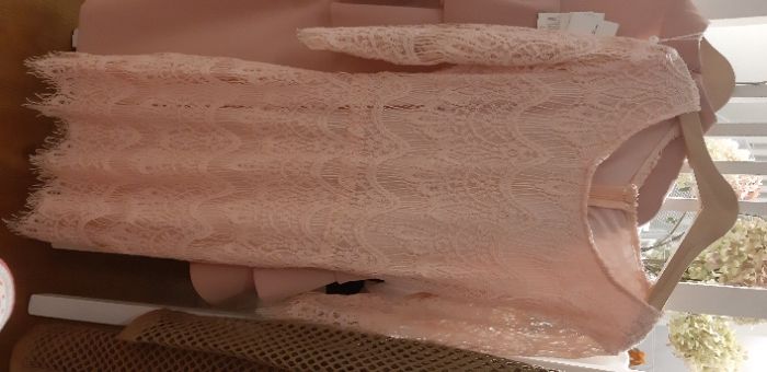 Sukienka z koronki pudrowy róż