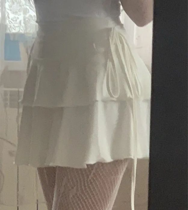 нова біла міні спідничка