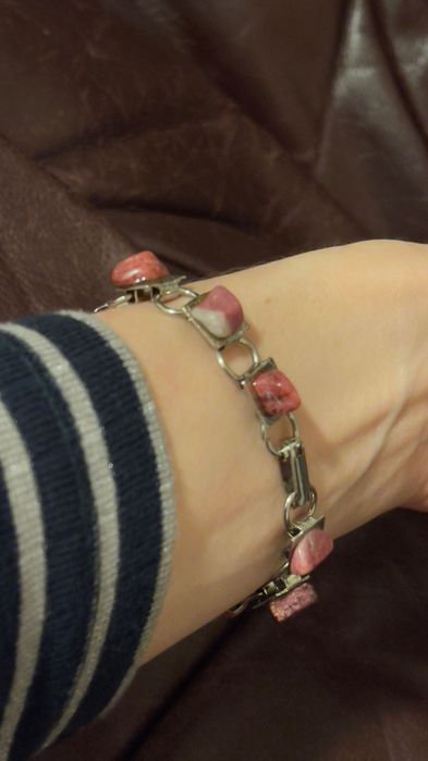 Вишуканий вінтажний браслет ручної роботи з бордовим натураль камінням