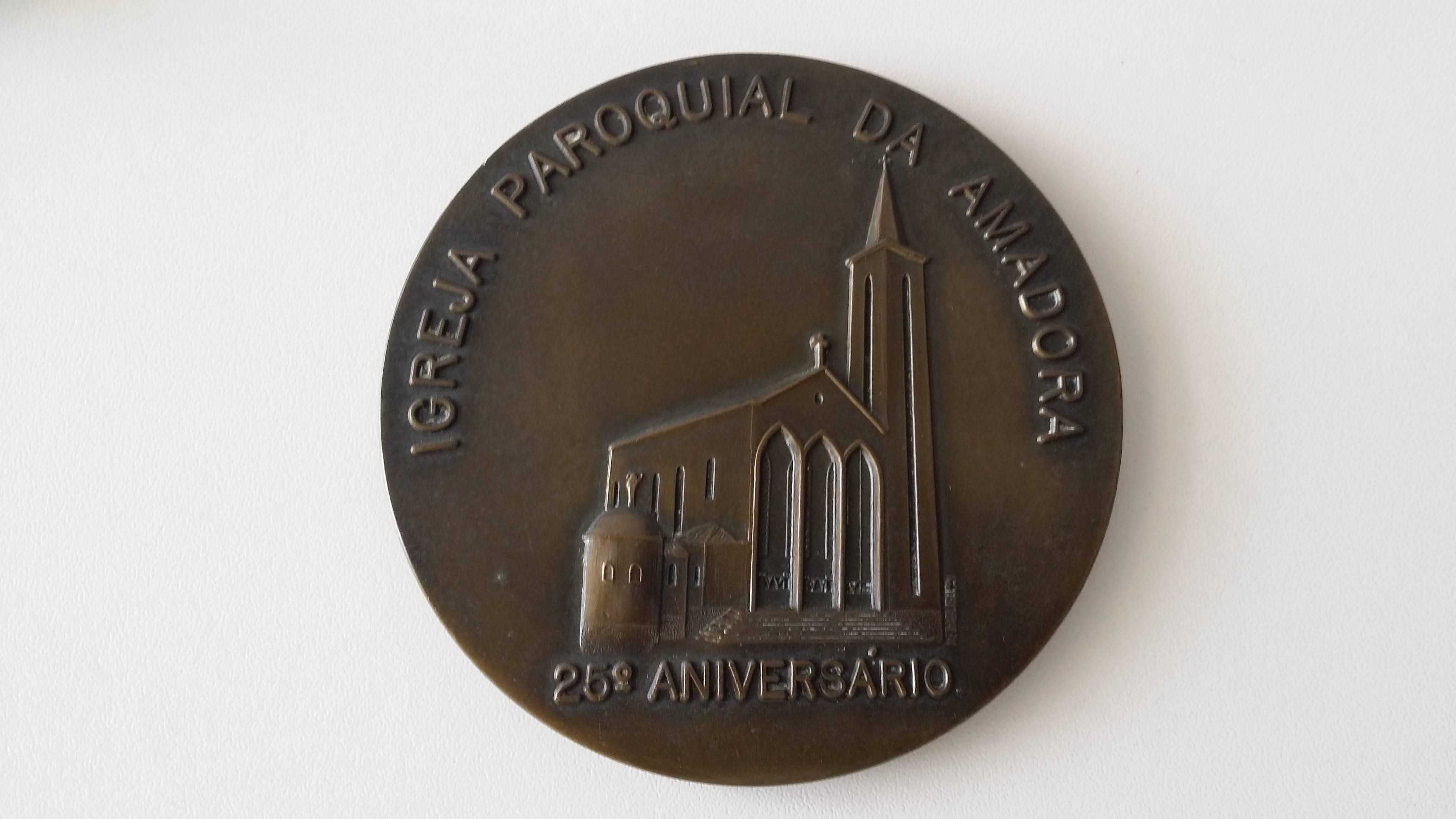 Medalha Igreja paroquial Amadora comemoração 25 anos 1983