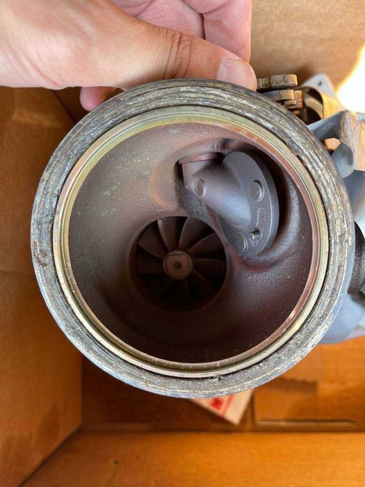 Турбина на bmw f90  11657852373