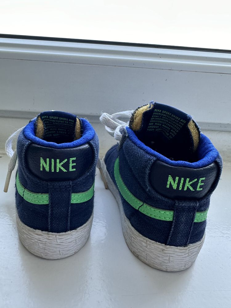 Wyższe granatowe sportowe buty sneakersy Nike 21