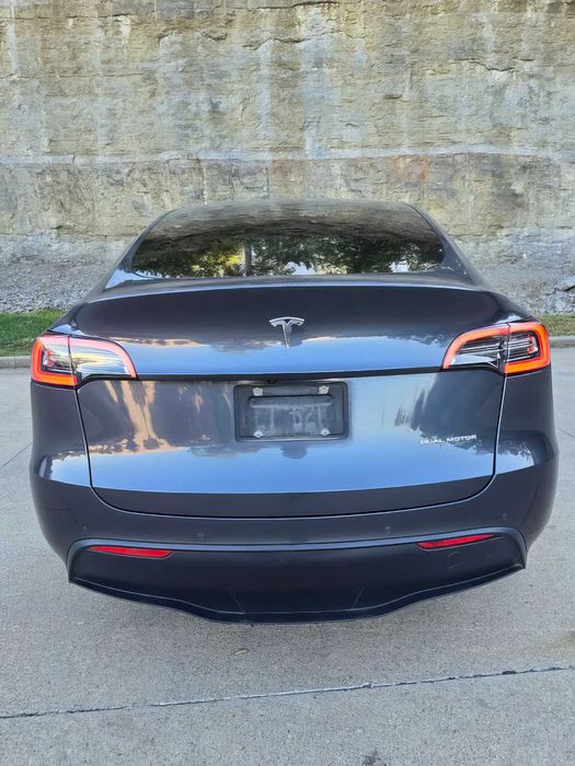 Tesla Model Y      2021