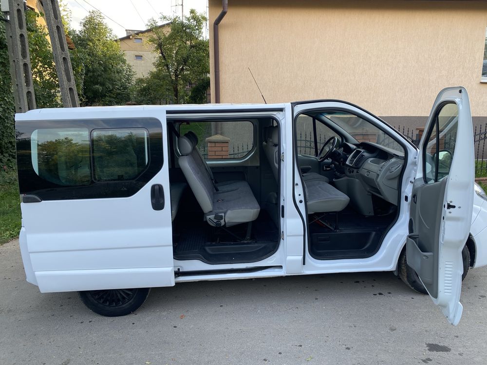 Renault Trafic 9 osobowy lift 2.0 cdi Klima Hak Nowe opony Stan Ideal