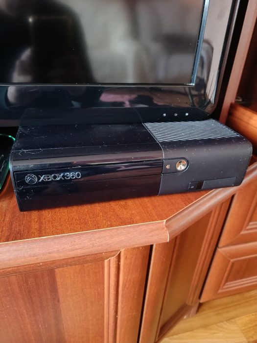 Xbox 360 6 дисків та 2 геймпада на батарейках торг