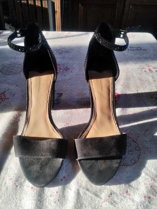 Stradivarius - Czarne buty na obcasie z kryształkami 41