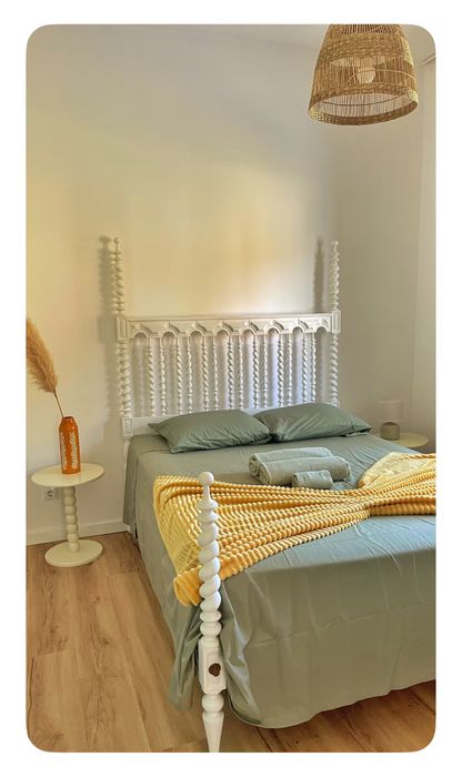 Cama casal retro de Madeira + Colchão / ja desmontada pronta a levar