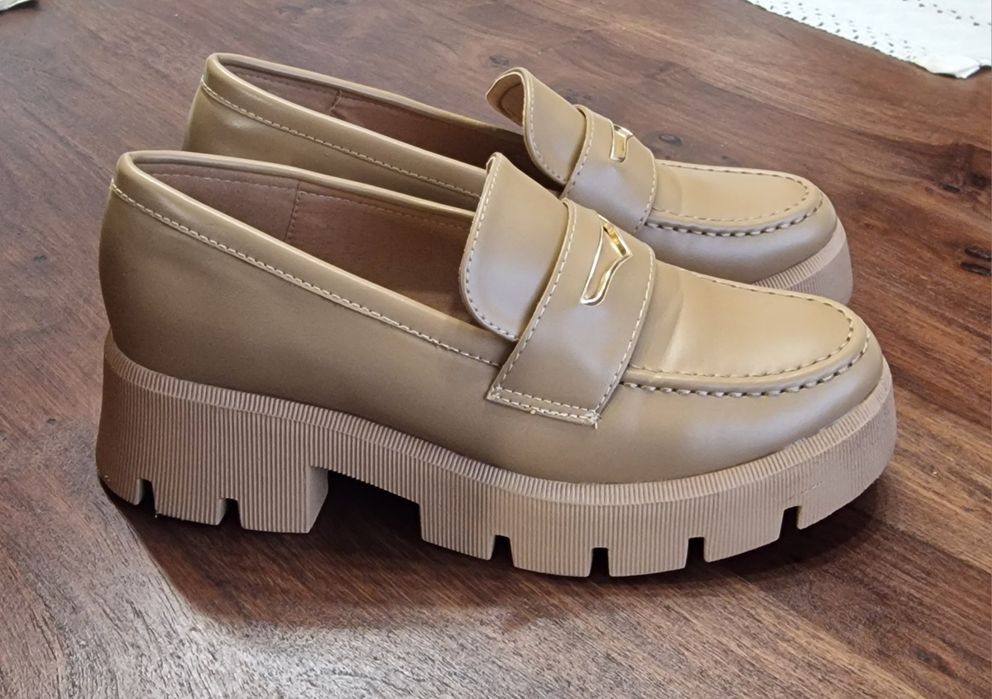 Beżowe damskie buty mokasyny 37