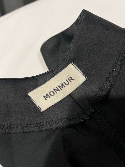 чорна шовкова сукня в довжині міні