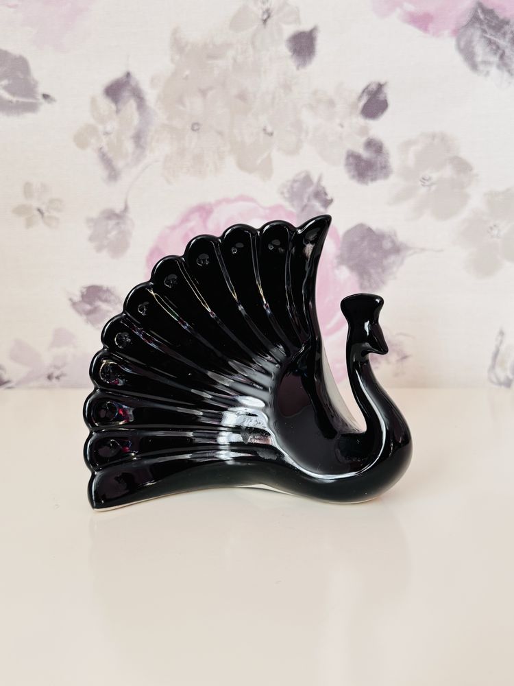 Ceramiczny paw z otwartym pióropuszem, figurka