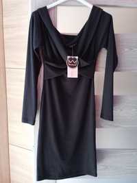 Sukienka czarna prążkowana z opadającymi ramionami