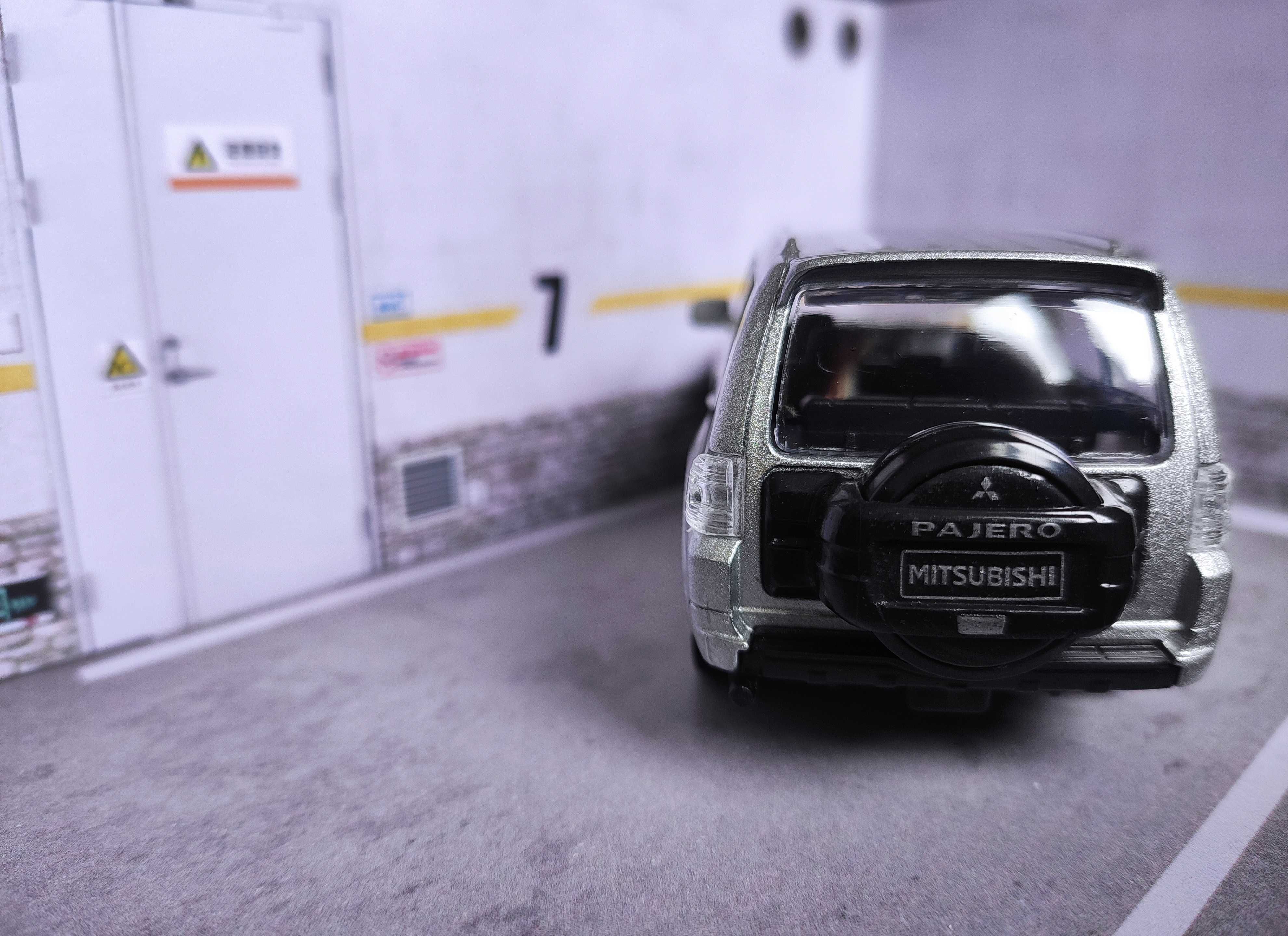 Carro Miniatura Mitsubishi Pajero em escala 1:43 - Oferta Envio