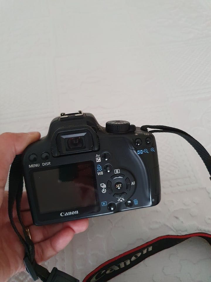 Canon 1000D + Lente EF-S 18-55