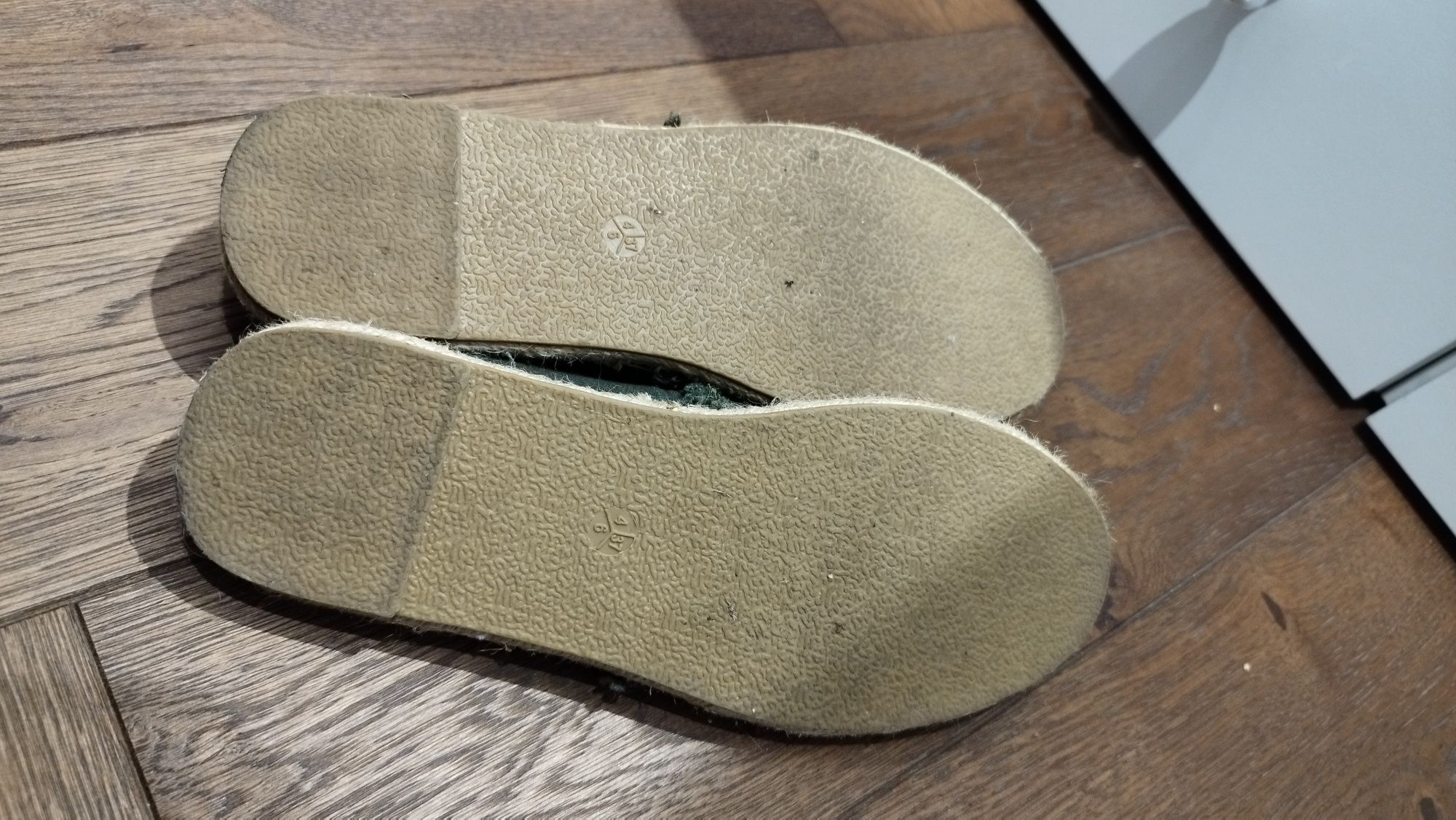 Espadryle zielone ze złotym wykończeniem