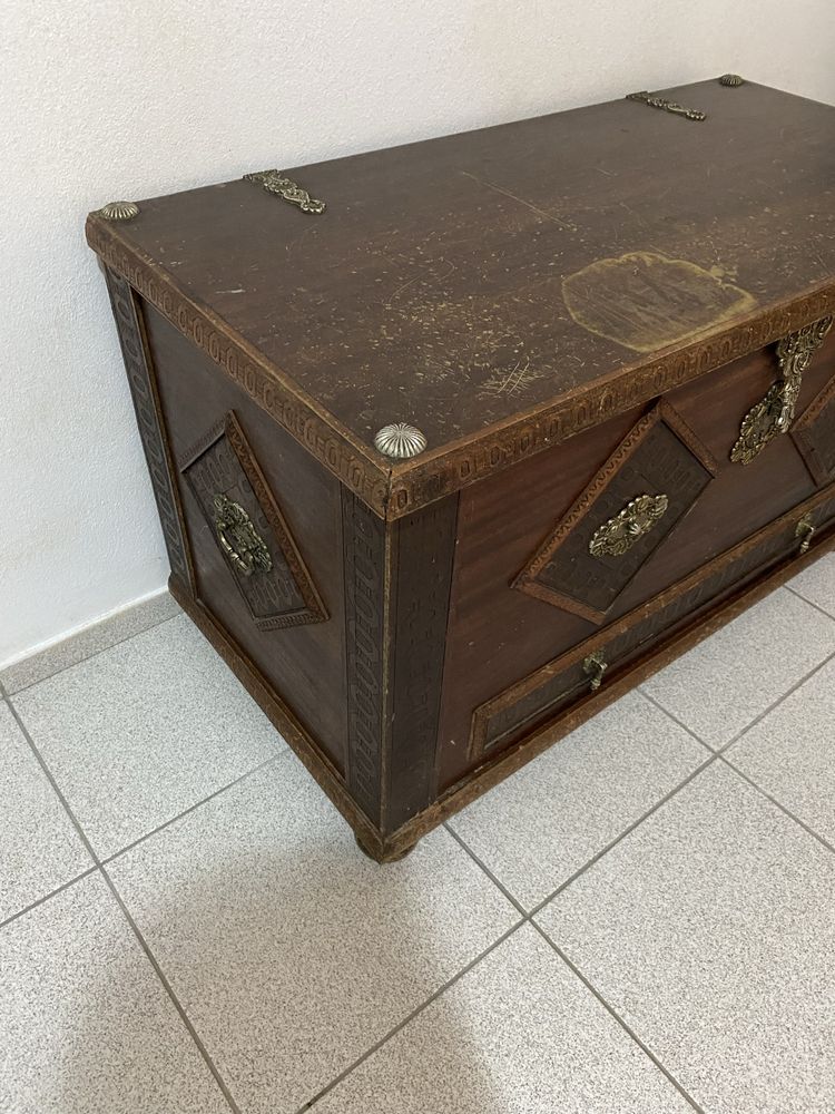 Arca de madeira antiga para arrumos