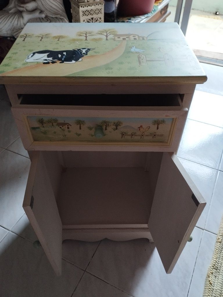 Mesa de cabeceira e móvel