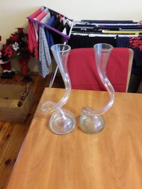 Dwa szklane kręcone wazony.