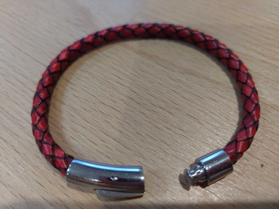 Красный кожаный браслет