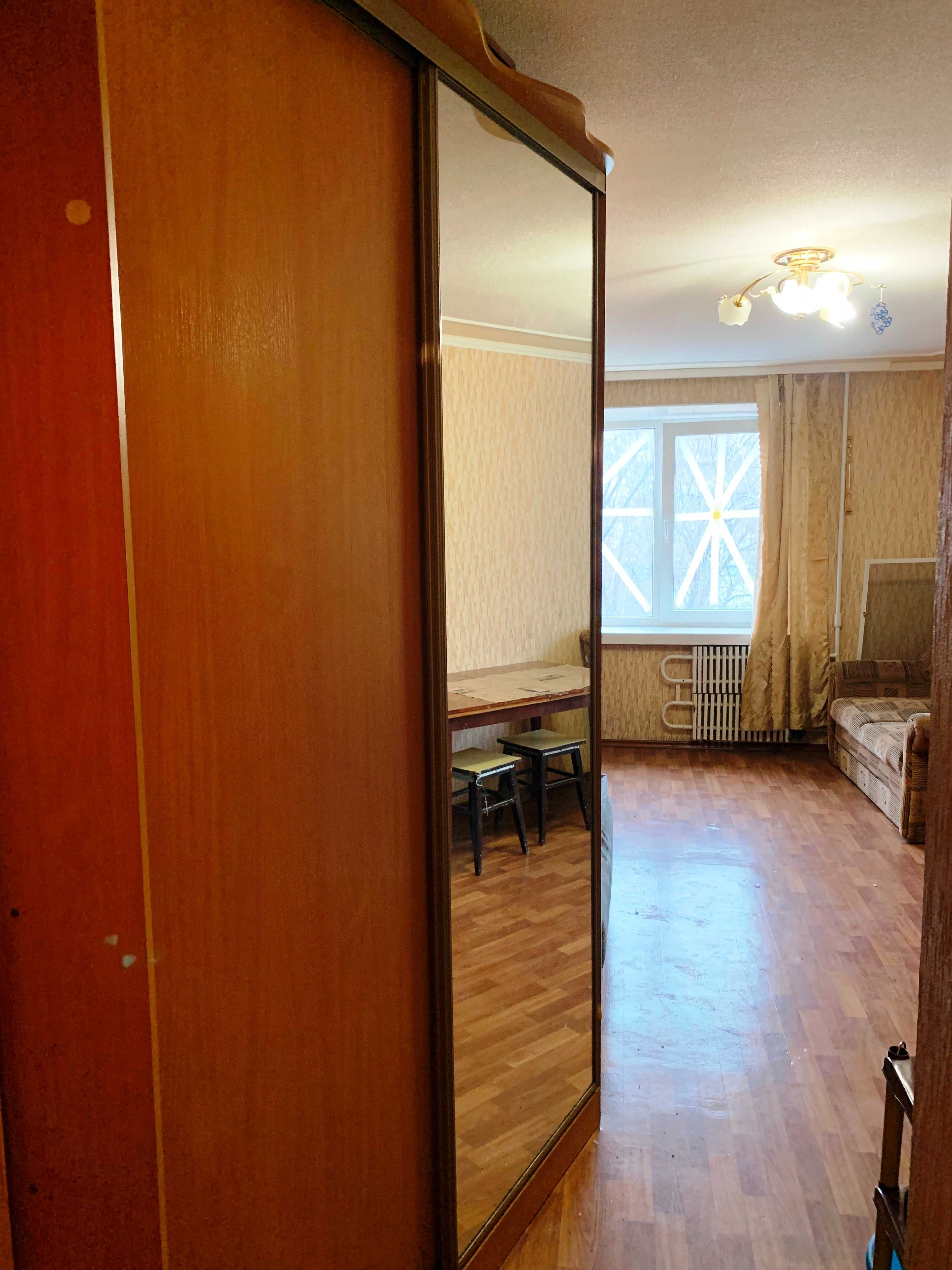 Продам 1 комнатную гостинку метро Малышева