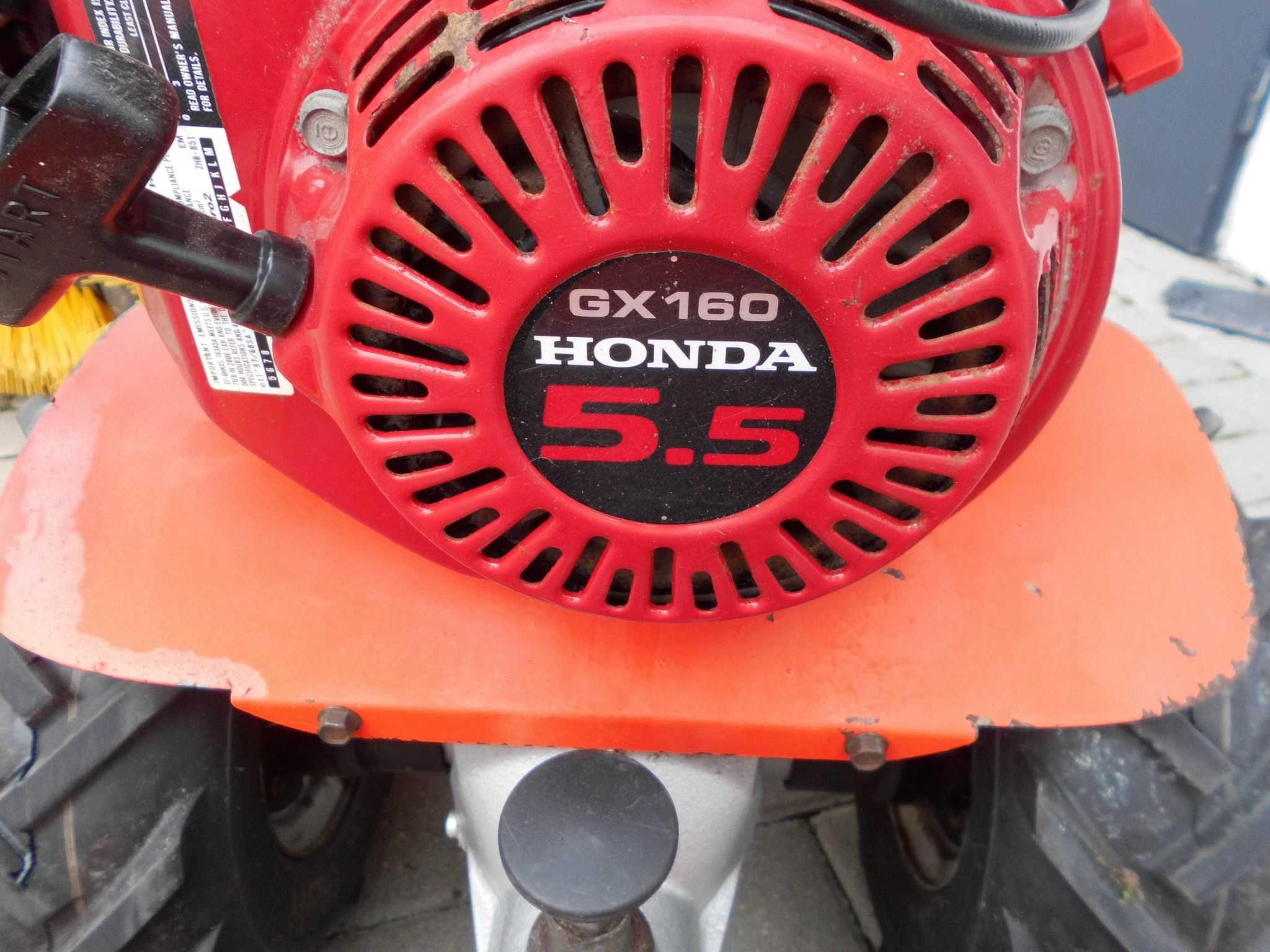 Profesjonalna zamiatarka spalinowa Hako  Honda  5,5 HP -100 cm