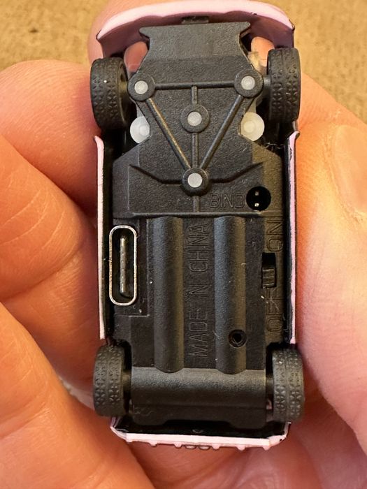 Mikro samochód zdalnie strrowany. Najmniejszy na swiecie.