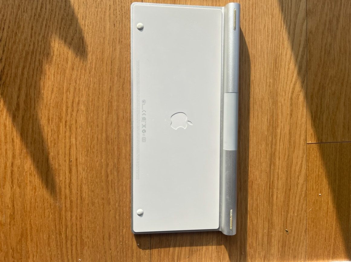 iPad 8. generacji 32 GB WiFi + etui + oryginalna klawiatura Apple