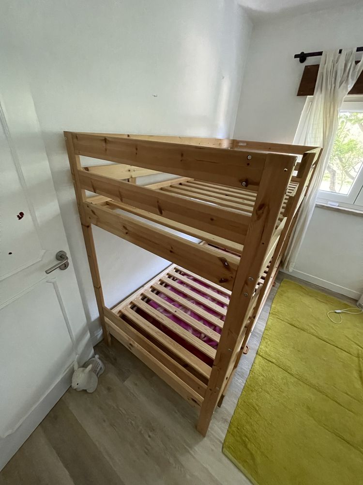 Beliche ikea madeira mydal com cama extra! Permite dormir 3 pessoas!!