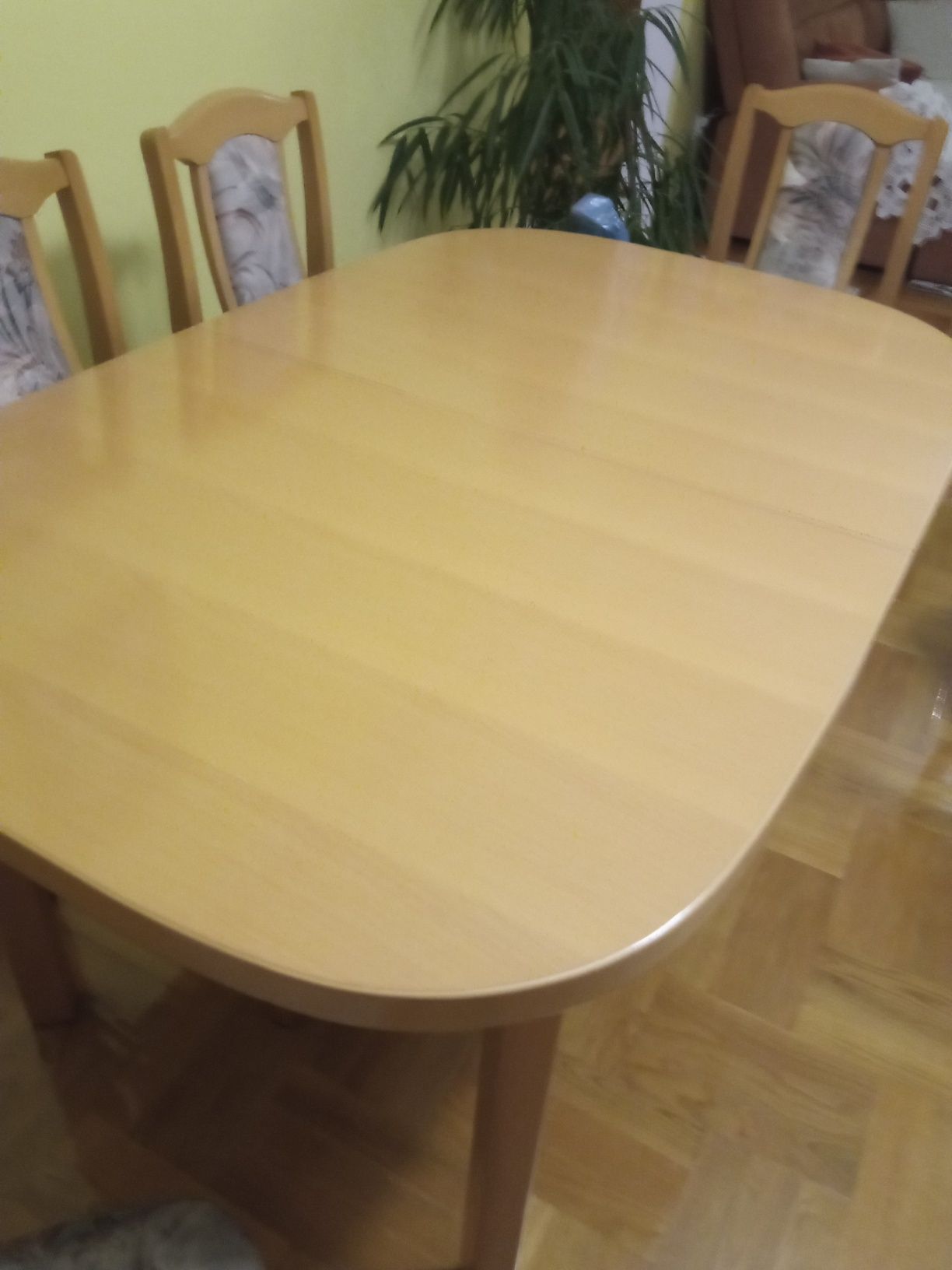 Stół i krzesła tapicerowane
