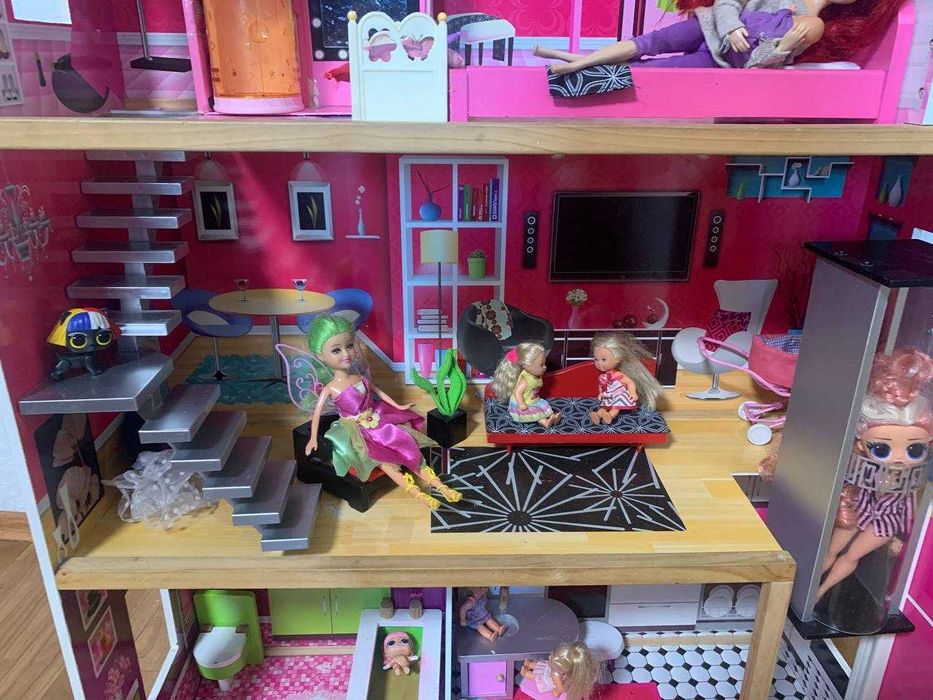 Большой кукольный домик в идеальном состоянии!