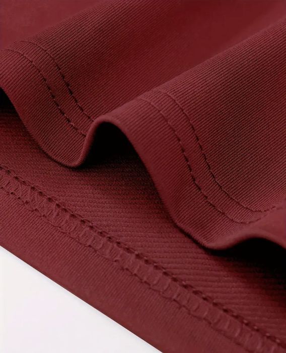 Червона футболка