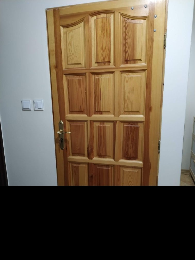 Drzwi drewniane wewnętrzne bardzo dobre.