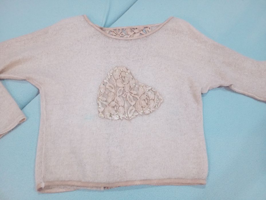 Sweterek z koronką i serduszkiem