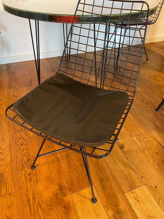 Okrągły stół z krzesłami