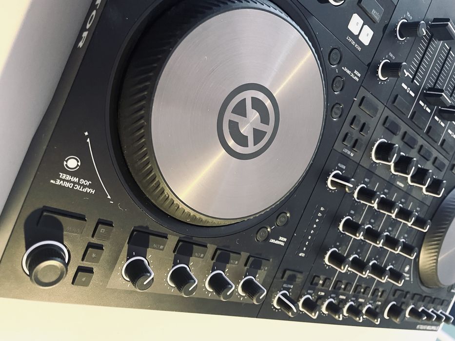 Native Instruments Traktor Kontrol S4 MK3 + Traktor pro 4